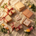 Boîte cadeau bijoux en carton décoré de motifs romantiques, idéale pour offrir un présent de luxe