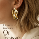 Femme portant des bijoux dorés froissés pour un look élégant et moderne.