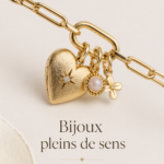 Femme portant un collier symbolique au design élégant