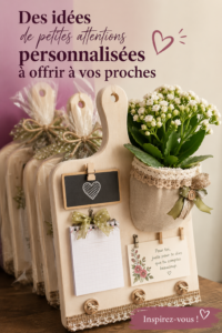 Un assortiment d'attentions personnalisées sur une table, incluant des cadeaux et des cartes.