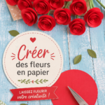 Bouquet de fleurs en papier colorées sur une table en bois.