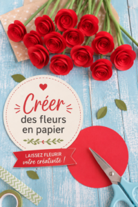 Bouquet de fleurs en papier colorées sur une table en bois.