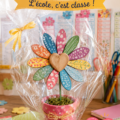 Célébration de la fête des mères avec des fleurs et un cadeau personnalisé.
