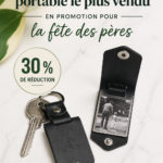 Un practice de golf portable installé dans un jardin, permettant de s'entraîner à domicile.