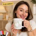 Mug cœur décoré avec des marqueurs de peinture sur une table