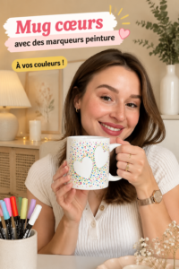 Mug cœur décoré avec des marqueurs de peinture sur une table