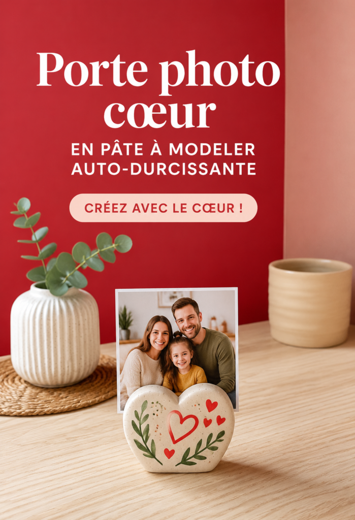 Un porte-photo cœur fait main en pâte à modeler sur une table avec une photo insérée.