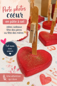 Porte-photos en pâte à sel en forme de cœur avec une photo de famille.