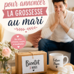 Une femme tenant un test de grossesse positif avec un sourire, prête à annoncer la nouvelle à son mari.
