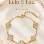 Le bracelet Lulu & Jane en doré sur un fond neutre, reflet élégant et moderne.