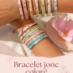 Bracelet jonc coloré sur un fond estival, correspondant au style estival féminin.