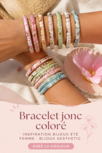 Bracelet jonc coloré sur un fond estival, correspondant au style estival féminin.