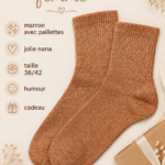 Chaussettes marron avec paillettes pour femme sur un fond coloré.