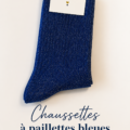 Chaussettes à paillettes bleues sur un fond simple