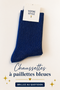 Chaussettes à paillettes bleues sur un fond simple