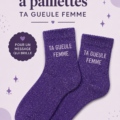 Femme portant des chaussettes à paillettes colorées, ajoutant du style à sa tenue