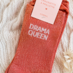 Zoom sur des chaussettes à paillettes corail - un accessoire mode tendance.