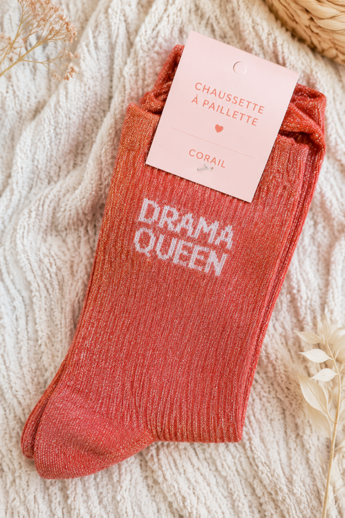 Zoom sur des chaussettes à paillettes corail - un accessoire mode tendance.