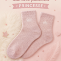 Joli paire de chaussettes roses pailletées sur une surface claire