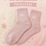 Joli paire de chaussettes roses pailletées sur une surface claire