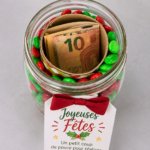 Un cadeau d'argent joliment emballé en forme de coeur.