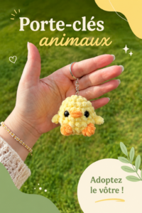Porte-clés animal en forme de poussin sur une table