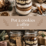 Un joli pot à cookies en verre décoré de rubans et rempli de biscuits faits maison