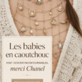 Ballerines en caoutchouc élégantes sur un fond neutre.