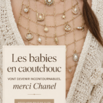 Ballerines en caoutchouc élégantes sur un fond neutre.