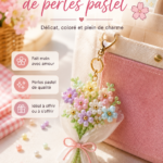 Porte-clés bouquet de perles pastel colorées accroché à une trousse.