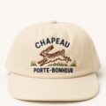 Un chapeau en coton brodé aux couleurs vives, symbole de chance et de style.