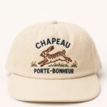 Un chapeau en coton brodé aux couleurs vives, symbole de chance et de style.