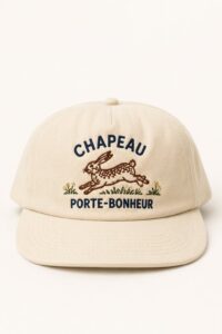 Un chapeau en coton brodé aux couleurs vives, symbole de chance et de style.