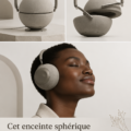 Écouteurs sphériques transformables sur une table en bois, mettant en valeur leur design moderne.