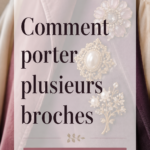 Femme portant plusieurs broches colorées sur un manteau élégant.