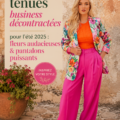 Femme portant une tenue business casual florale pour l'été