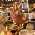 Bague cocktail en quartz présenté sur une table élégante, mettant en valeur son éclat