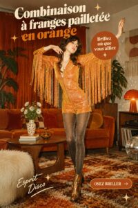 Combishort pailleté orange avec franges, parfait pour une soirée chic.