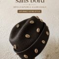 Couronne sans bord en coquillage sur fond naturel.