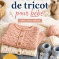 Un adorable ensemble tricoté pour bébé avec un bonnet et des chaussons.
