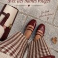 Femme portant un pantalon vichy avec des chaussures Mary Jane rouges, style élégant et tendance.