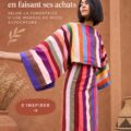 Femme souriante portant des vêtements d'une marque éthique en plein shopping